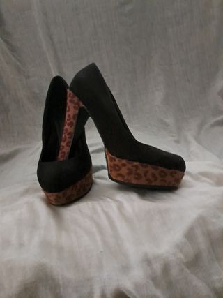 Zapatos tacón negro.