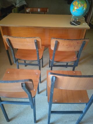 Mesas de maestro y alumno con sillas antiguas 