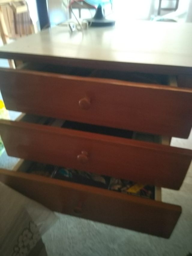 Mesas de maestro y alumno con sillas antiguas