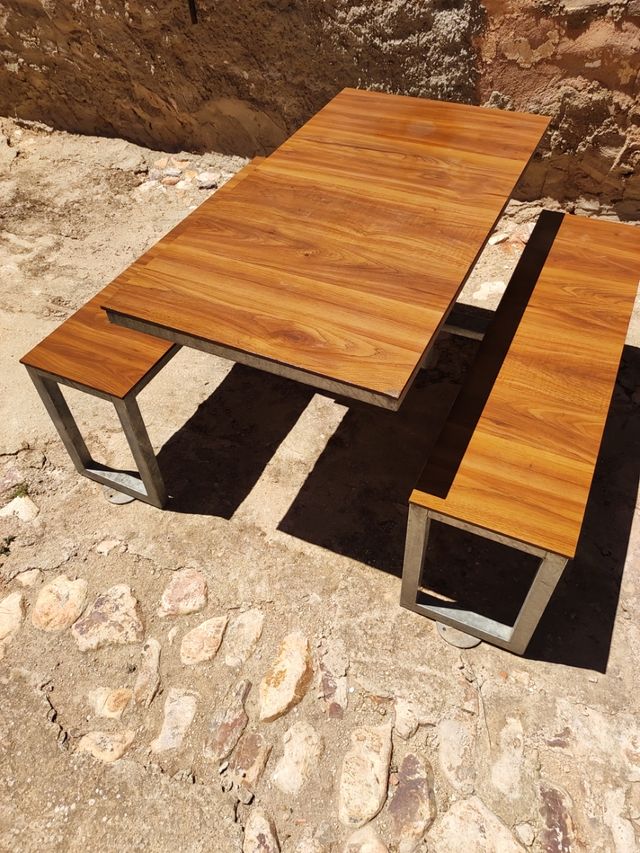 Mesa con bancos para terrazas y jardin