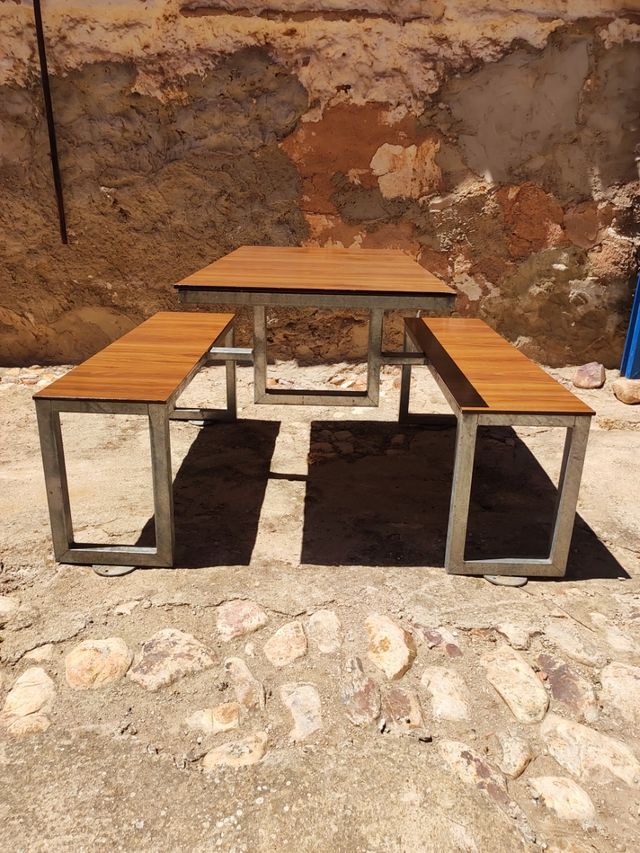 Mesa con bancos para terrazas y jardin