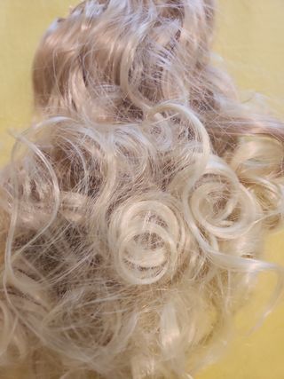 Extensiones rubias onduladas