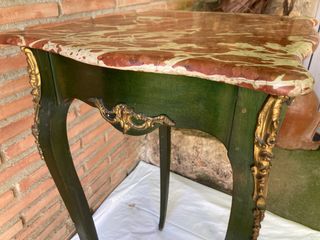 Preciosa Mesa auxiliar estilo XV