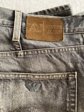 Pantalones de Armani grises desgastados