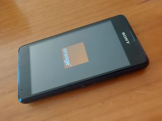 Sony Xperia E1 de Orange con cargador.