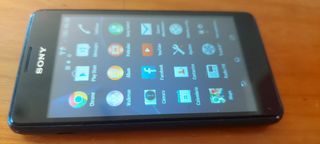 Sony Xperia E1 de Orange con cargador.