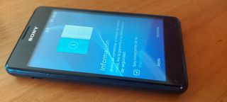 Sony Xperia E1 de Orange con cargador.