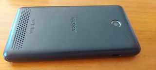 Sony Xperia E1 de Orange con cargador.