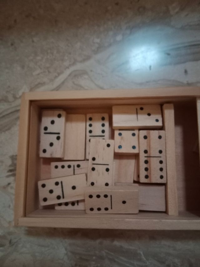 Juego de dominó pequeño de madera