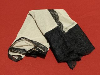 Pañuelo fular beige con encaje negro