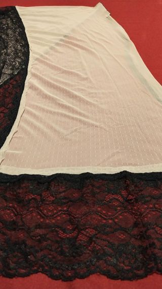 Pañuelo fular beige con encaje negro