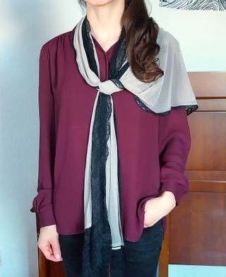 Pañuelo fular beige con encaje negro