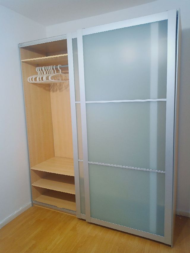 Armario puertas correderas IKEA PAX 2m x 2m de segunda mano por 200 EUR