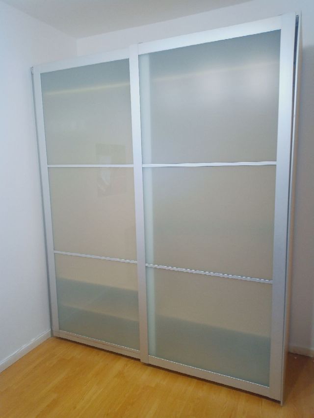 Armario puertas correderas IKEA PAX 2m x 2m de segunda mano por 200 EUR