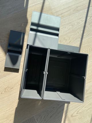 Cubos de basura a estrenar