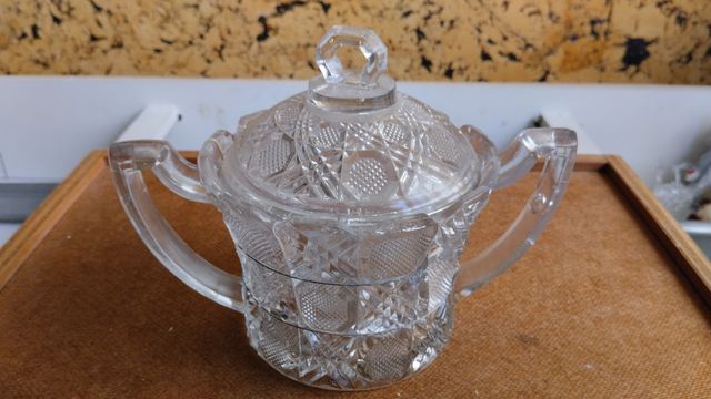 Bombonera de cristal tallado con tapa.