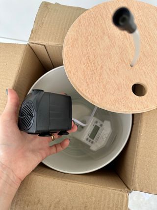 Riego automático por goteo con depósito de agua