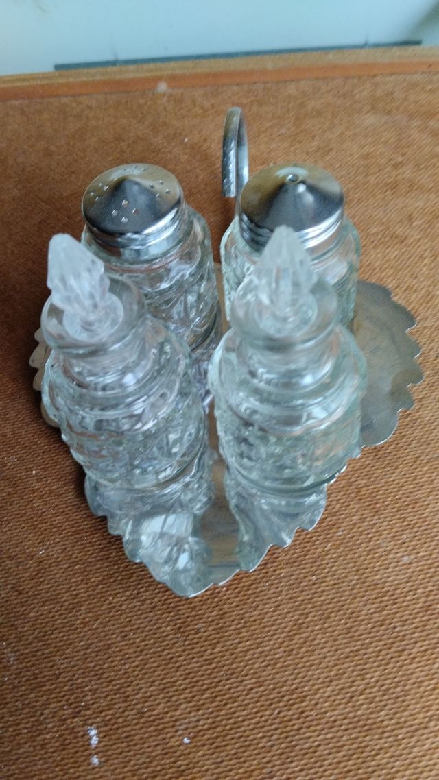 Salero, pimentero, aceitera y vinagrera de cristal