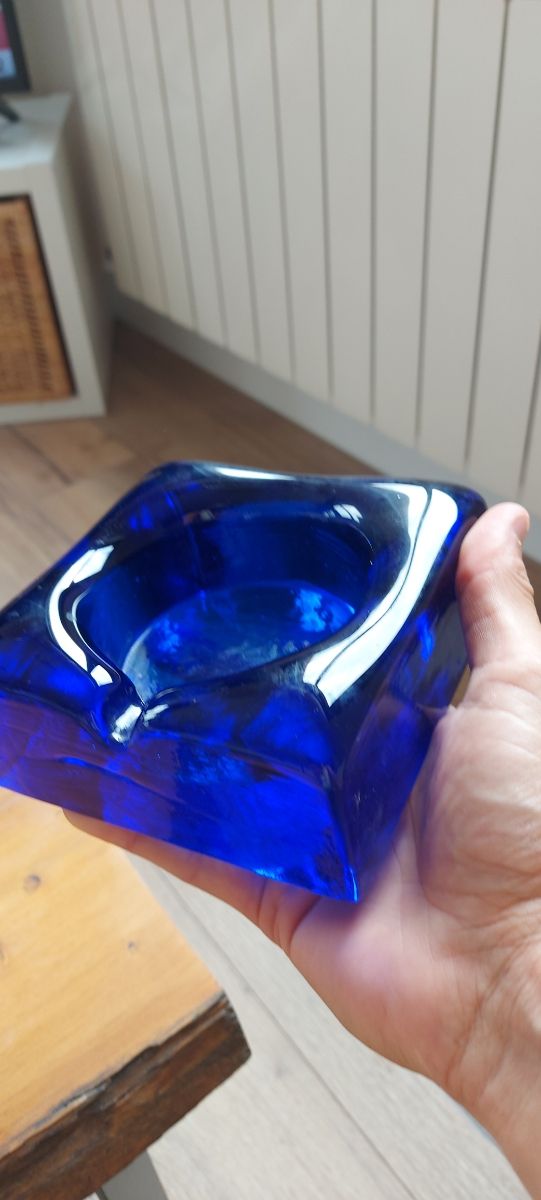 Cenicero de vidrio azul
