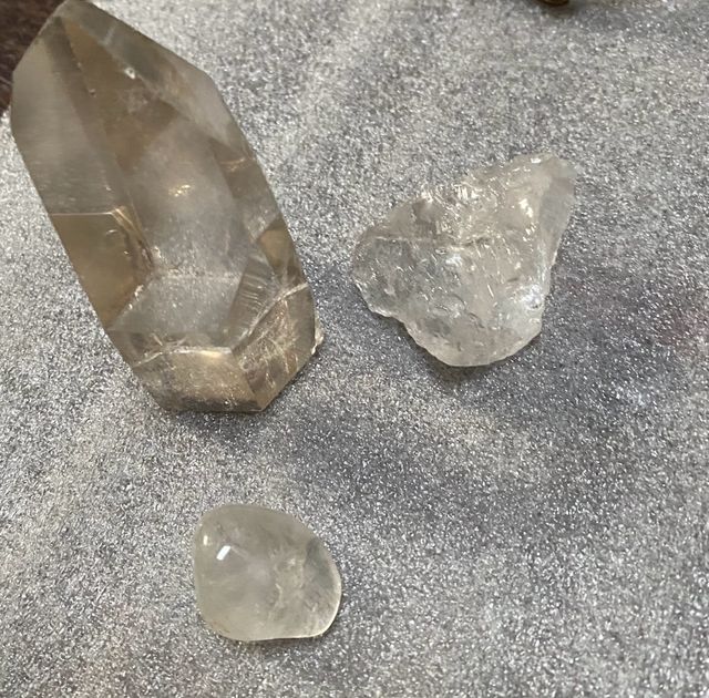 Colección de piedras semipreciosas y bisutería