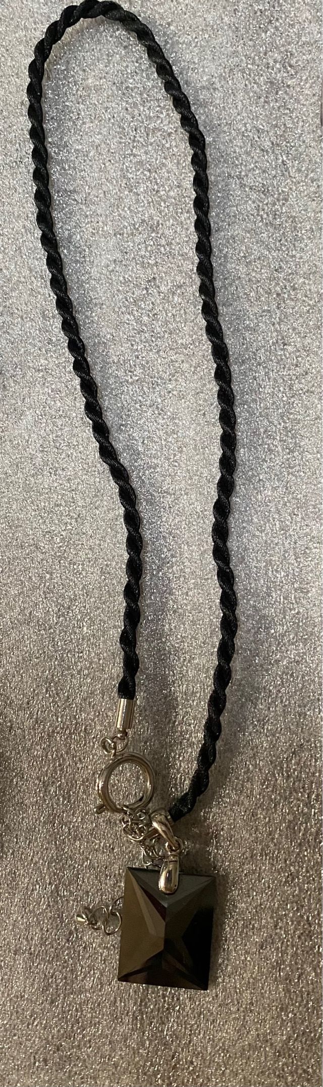 Colección de piedras semipreciosas y bisutería