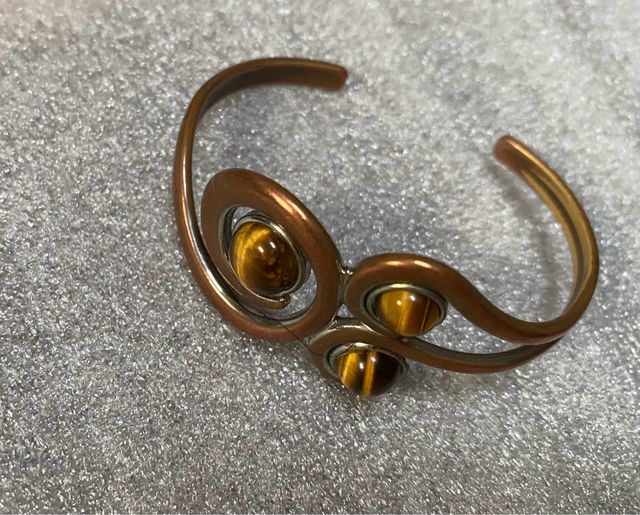 Colección de piedras semipreciosas y bisutería