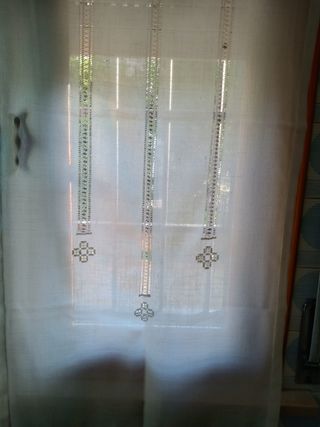 Tende bianche ricamate a mano