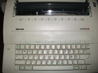 Máquina escribir electrica Olympia con accesorios