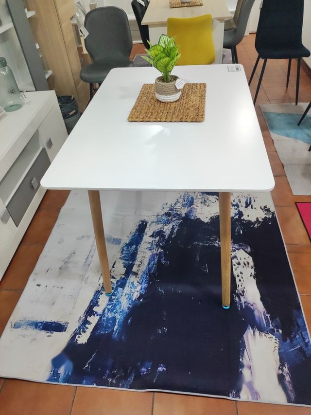 Mesa blanca estilo nórdico