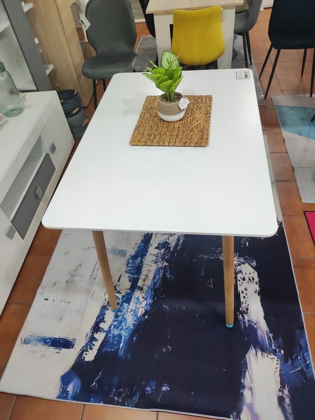 Mesa blanca estilo nórdico