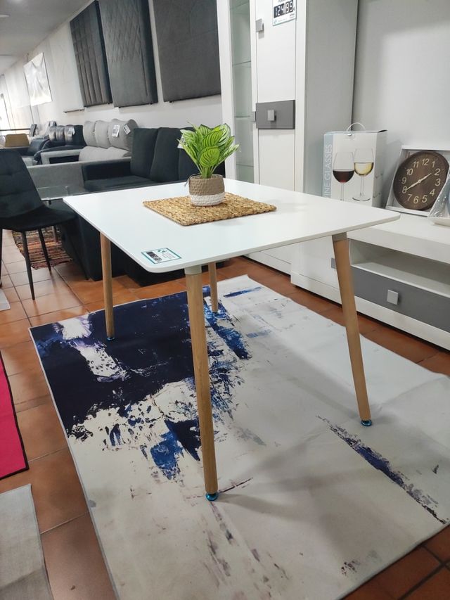 Mesa blanca estilo nórdico