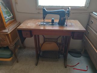 maquina de coser antigua de la marca SINGER