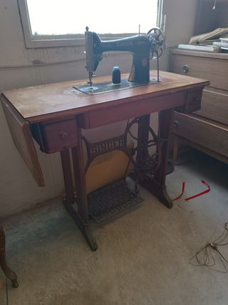 maquina de coser antigua de la marca SINGER