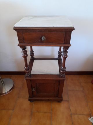 Mesilla de noche antigua