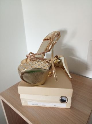 SANDALIAS TACÓN DORADAS RENATO NUCCI TALLA 38