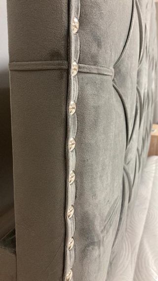 cama doble capitone terciopelo gris