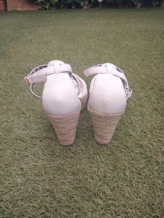 Sandalias cuña mujer de Naf Naf.