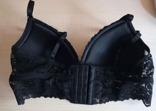 sujetador negro de encaje sin aros. 85B