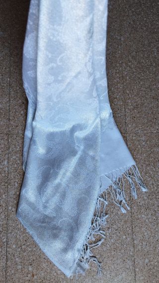 Fular blanco plateado
