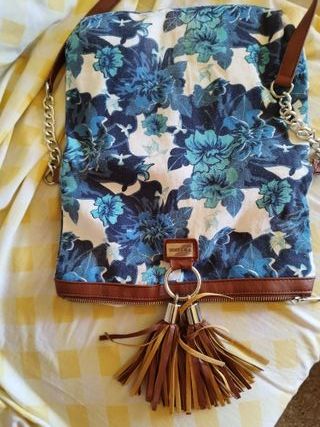 Bolso de tela en tonos azules y blancos