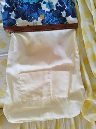 Bolso de tela en tonos azules y blancos