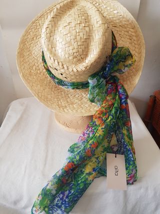 sombrero de paja con banda de flores