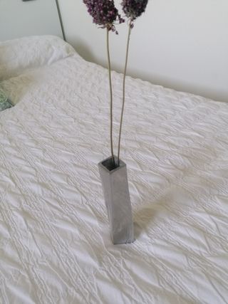 jarrón pequeño plateado