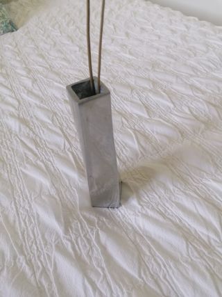 jarrón pequeño plateado