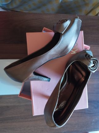 Zapatos de tacón marrones/dorados