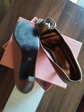 Zapatos de tacón marrones/dorados