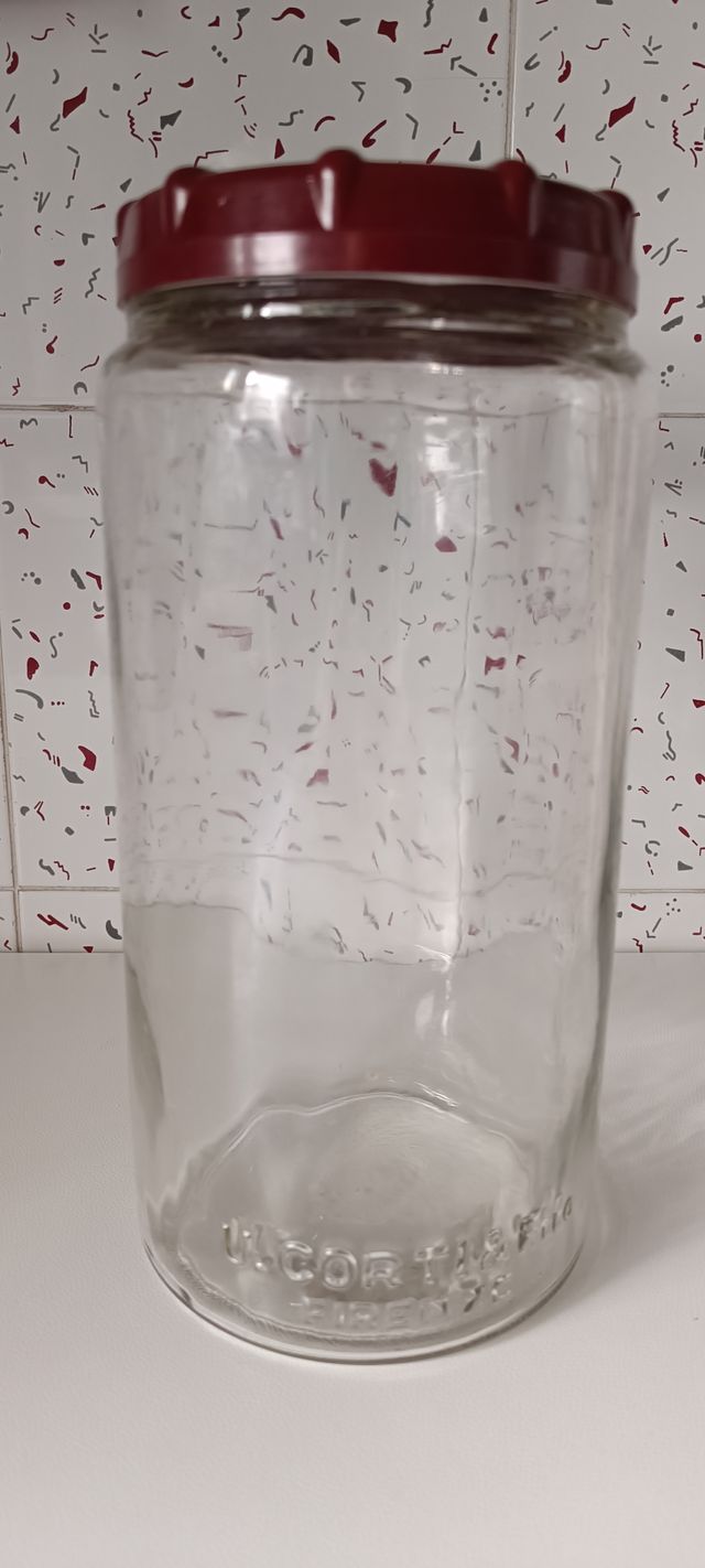 Barattoli grandi di varie dimensioni per conserve