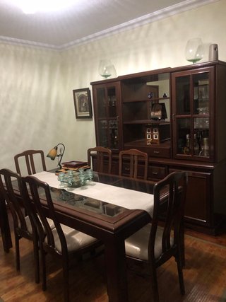 VENDO MESA Y VITRINA DE CAOBA