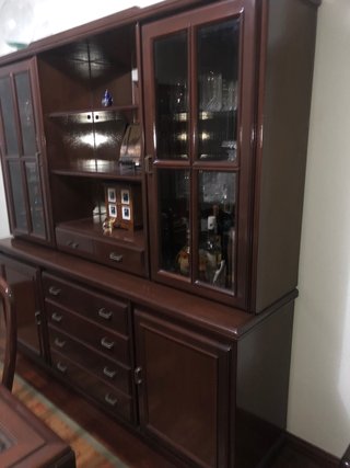 VENDO MESA Y VITRINA DE CAOBA