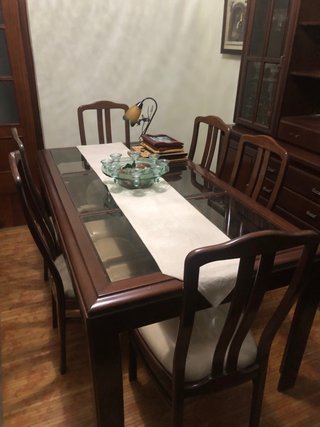 VENDO MESA Y VITRINA DE CAOBA